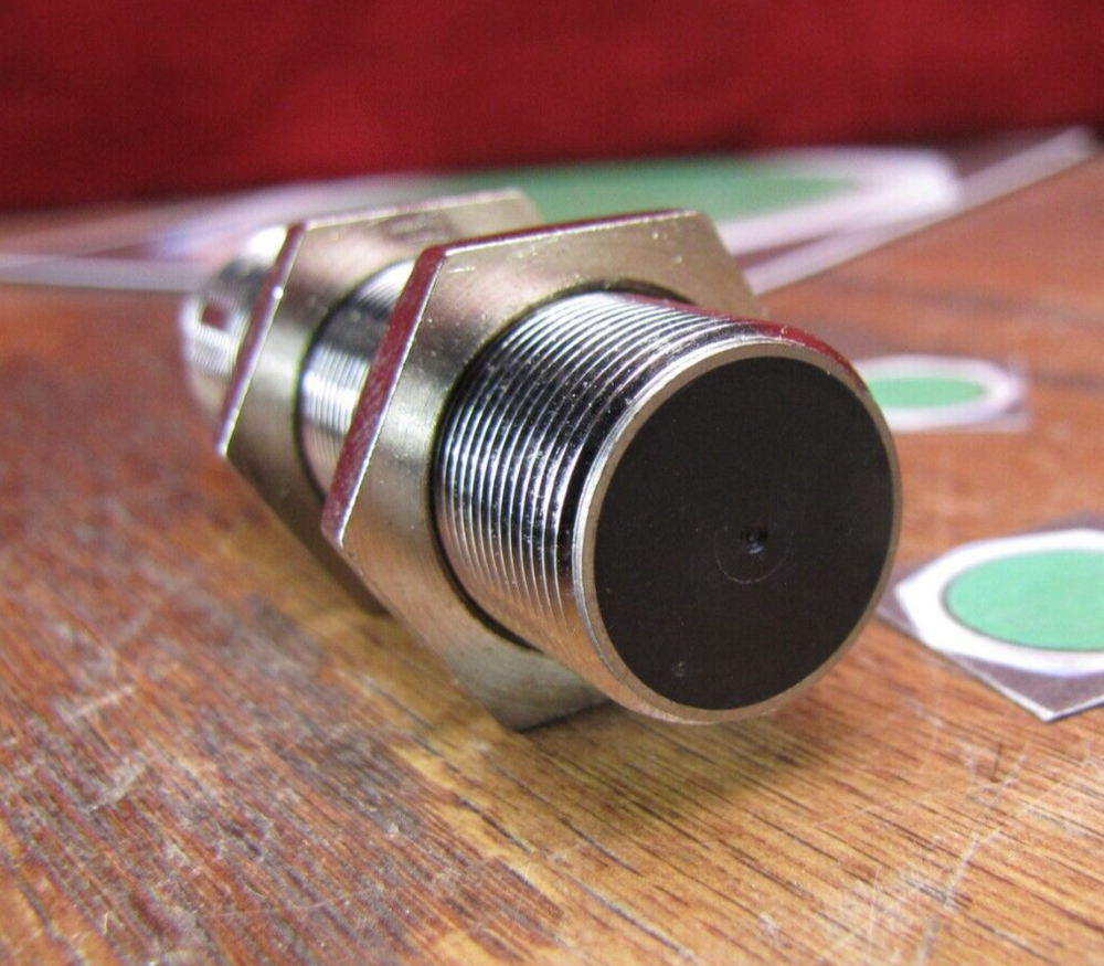 Omron Inductive Proximity Sensor 8mm 24v 4 pin switch E2A-M18LS08-M1-C1