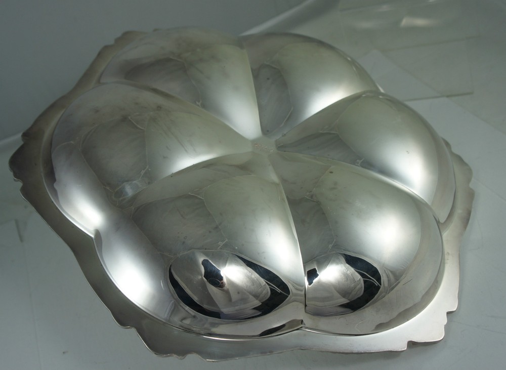 VINTAGE SILVER PLATED SHELL PATERN SERVING DISH/BOWL/TRAY W/HANDLE