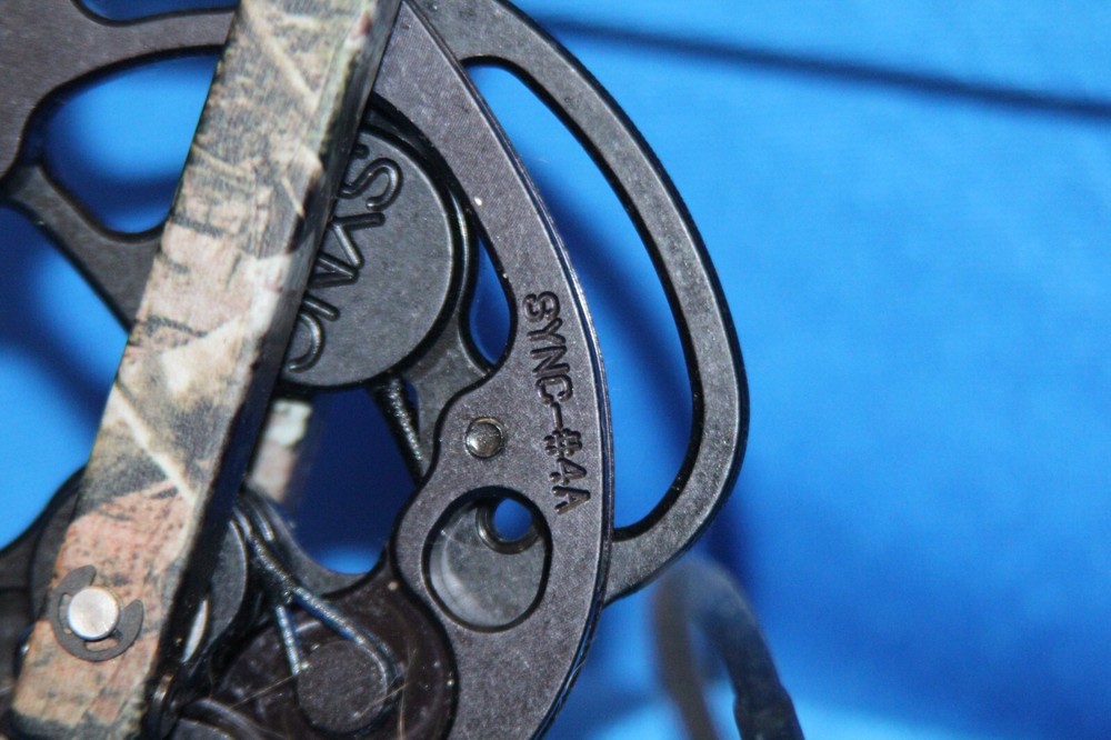 G5 Quest REV Compound Archery Hunting Compound Bow, Right Hand In a Case