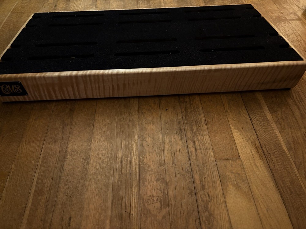 Custom 16 power channel pedal board