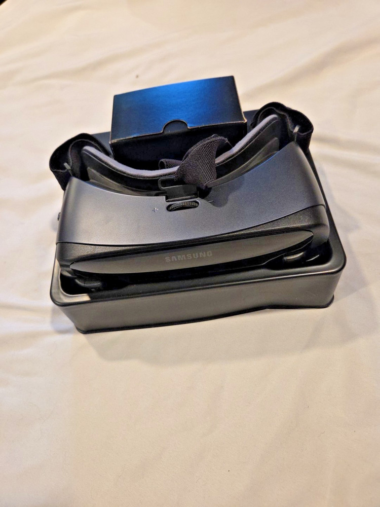 SAMSUNG Gear VR with Controller Open Box