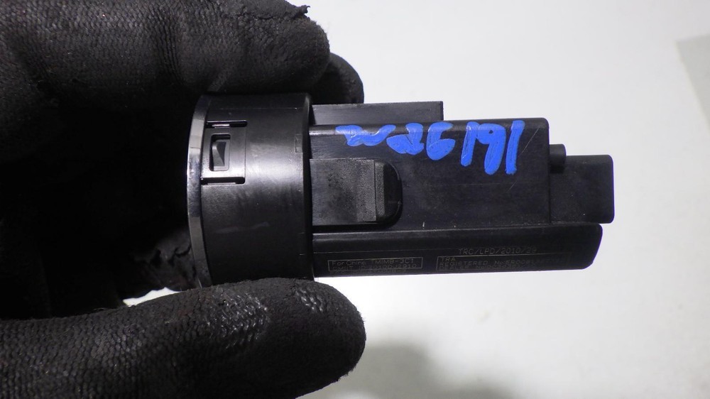 17 TOYOTA PRIUS Ignition W/Key