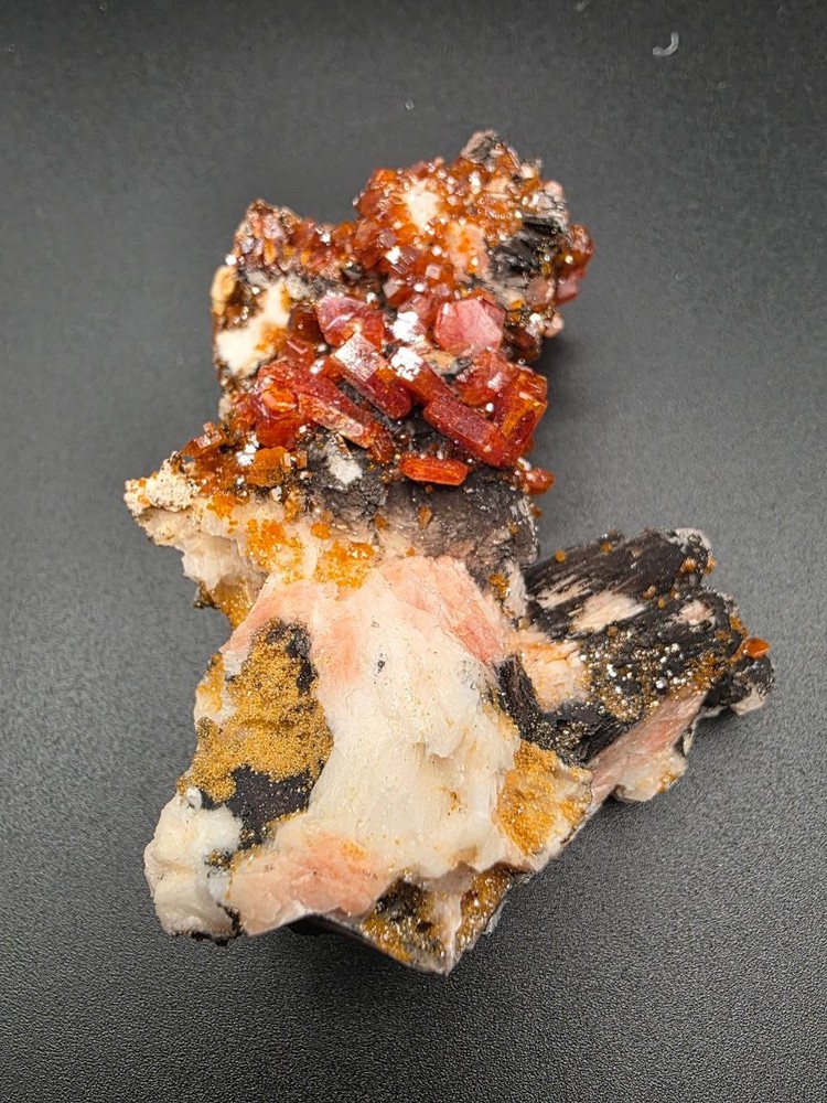 Vanadinite on Baryte with Rich Manganese