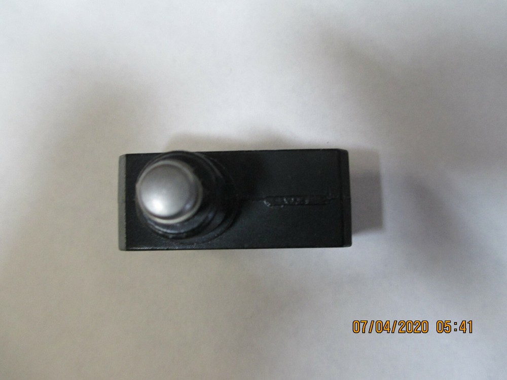 Yamatake SL1-H-E Limit Switch / Micro Switch with Plunger Type