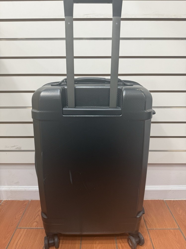 Hartmann 26” Spinner Suitcase Black Chevron Pattern one zipper work for closing