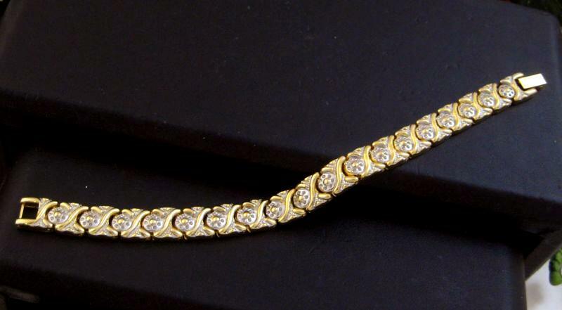 Link Bracelet goldtone & silvertone setting beautiful design