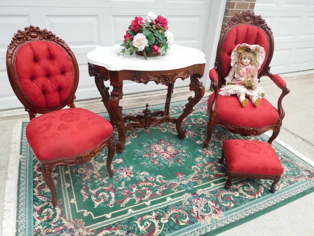 FANCY VICTORIAN PRUDENT MALLARD TABLE & CHAIRS