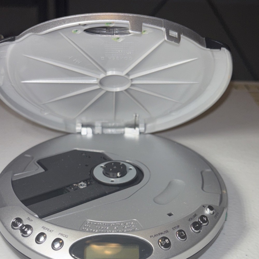 Durabrand CD-566 Programmable CD Player Silver/Black LCD Display Repeat