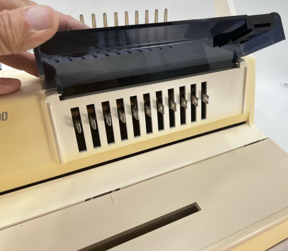 GBC IMAGE-MAKER 2000 Comb Binding Machine Plus 6 Partial Boxes of Binders