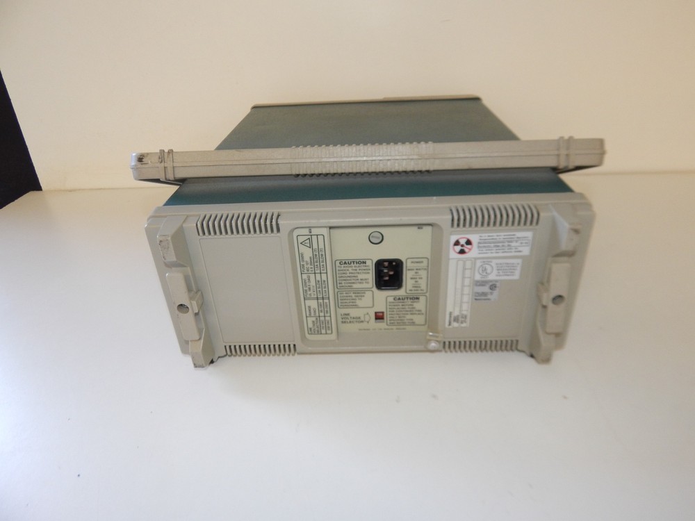TEKTRONIX 2211 DIGITAL STORAGE OSCILLOSCOPE (IWJ6)