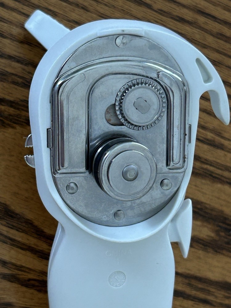 Pampered Chef Smooth Edge Manual Can Opener – White EUC