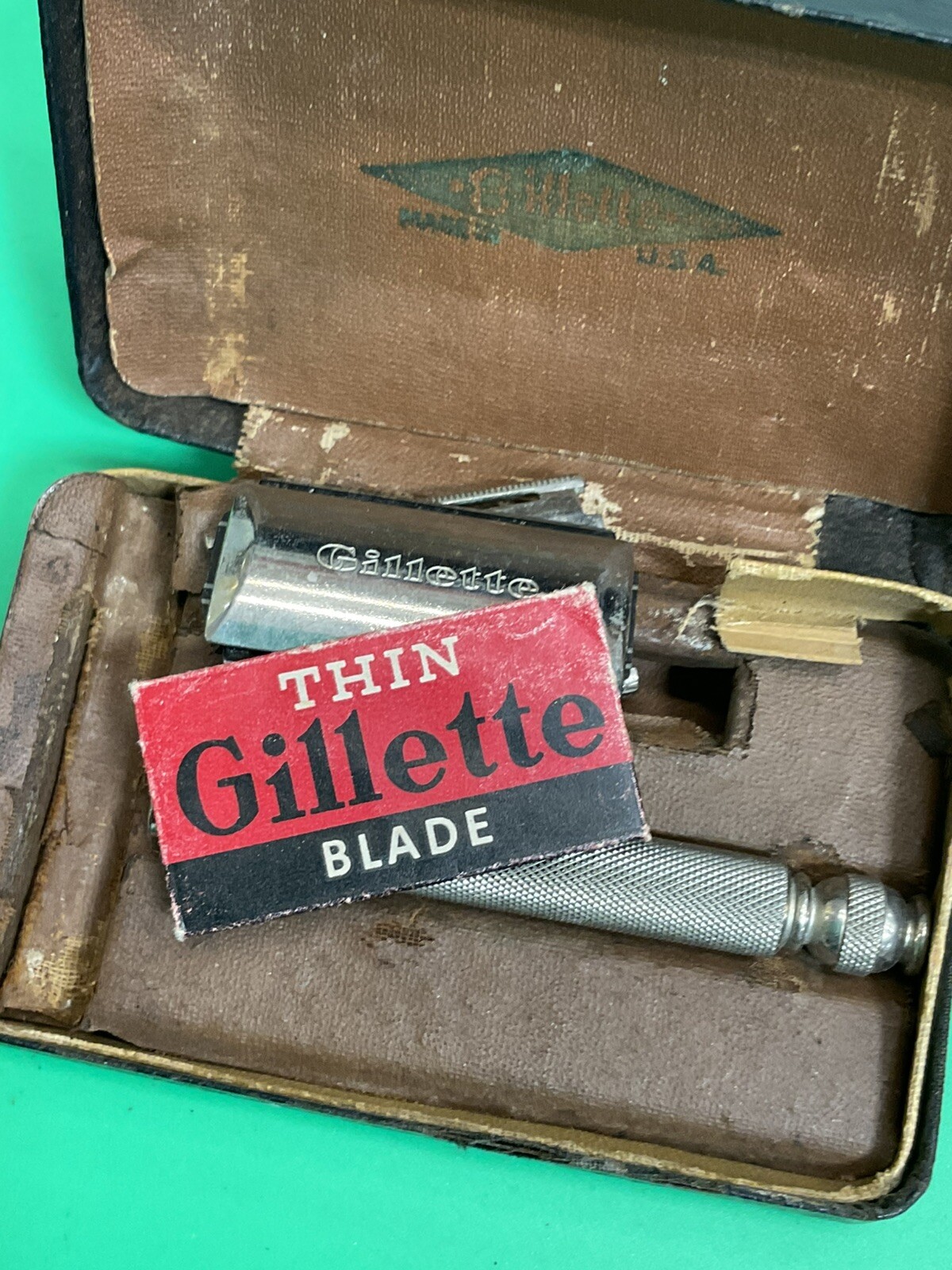 vintage Gillette travel razor in box with extras bb143