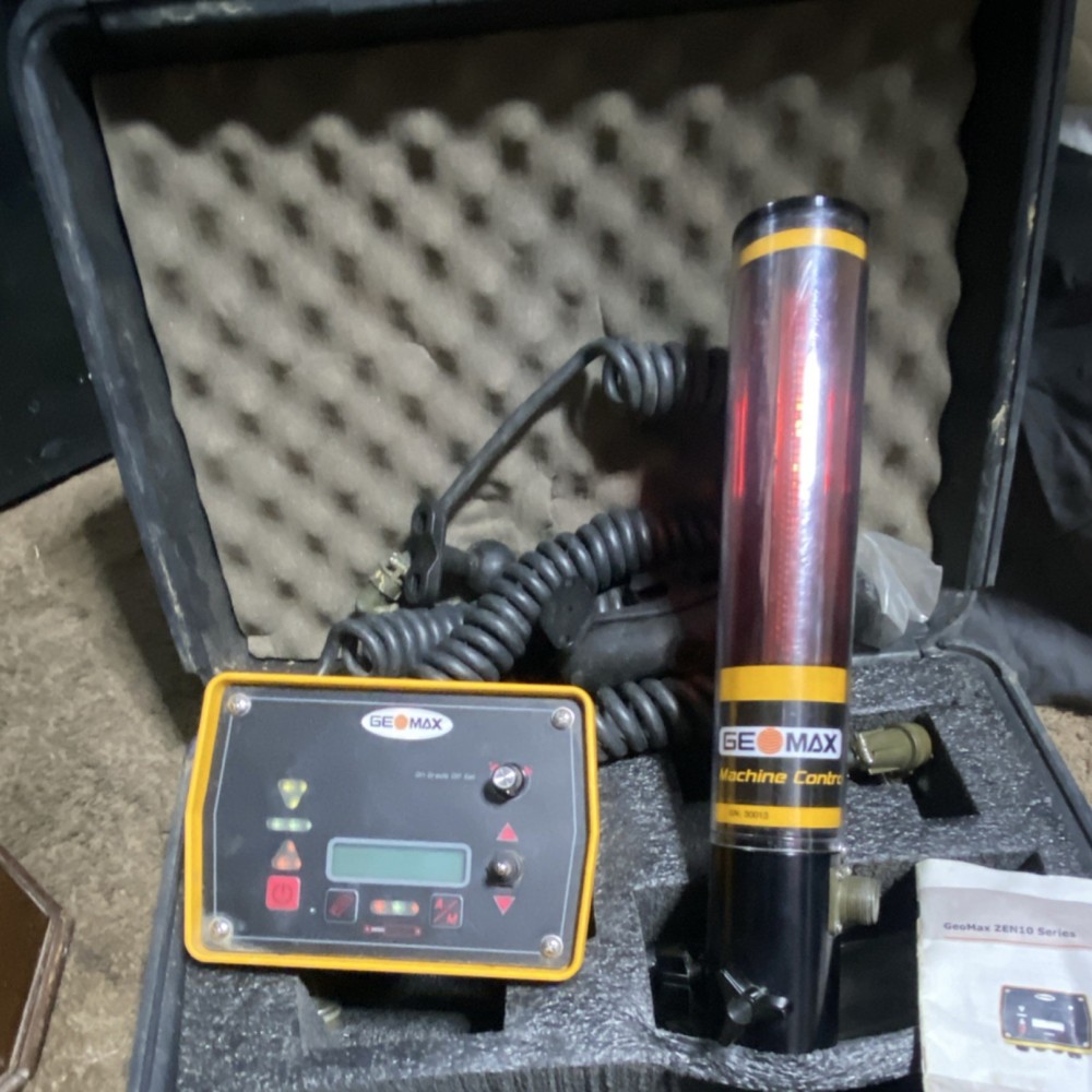 GeoMax ZEN10 Series Machine Control System with Display and Sensor