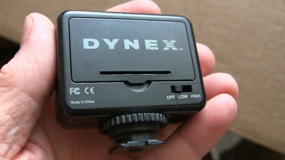 Dynex DX-VIDLT LED Video Light and mounting bracket
