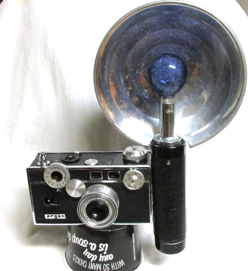 VINTAGE 1950s ARGUS C3 CAMERA w/ FLASH & BULB
