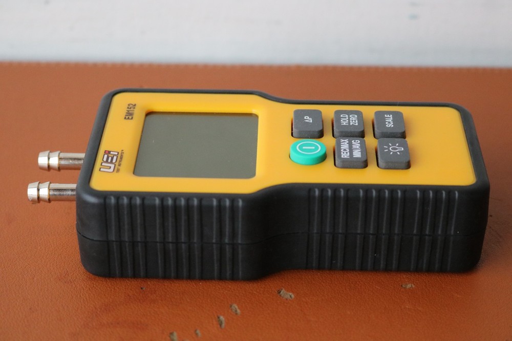 UEI EM152 Differential Digital Manometer
