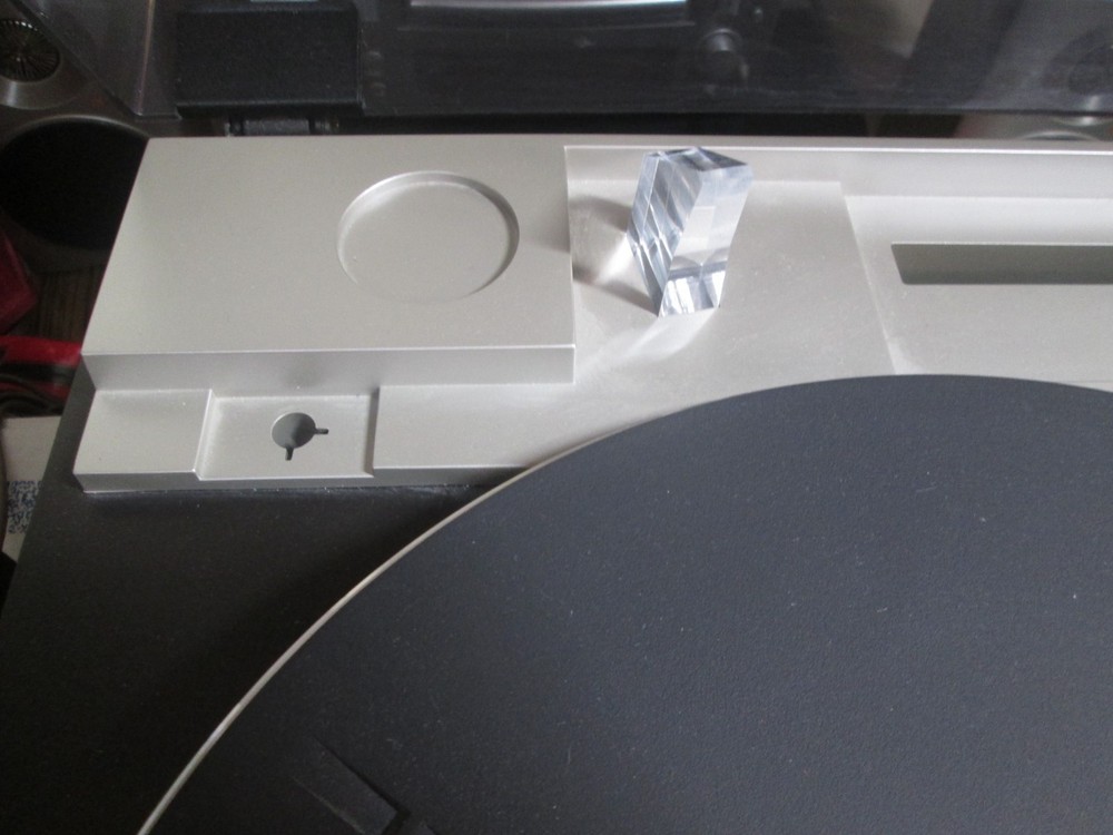 Vintage Mitsubishi LT-22 PLL Quartz Logic Controlled Linear Tracking Turntable