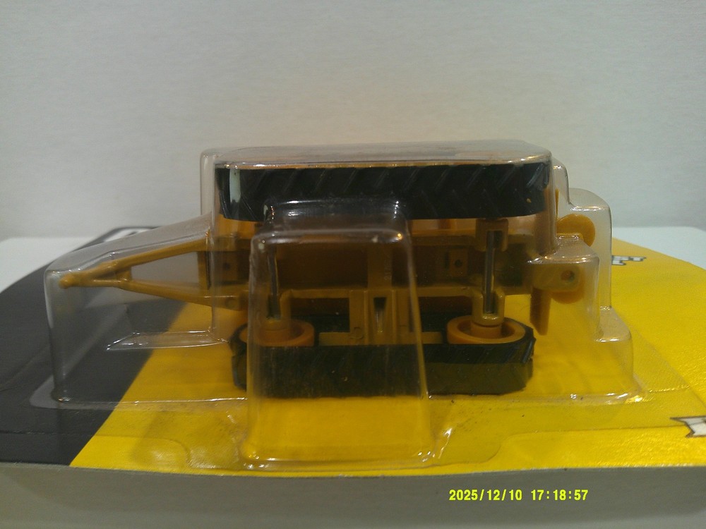 ERTL CAT Versatile Flotation System VFS50 Undercarriage w/ Spreader 1:64 Scale