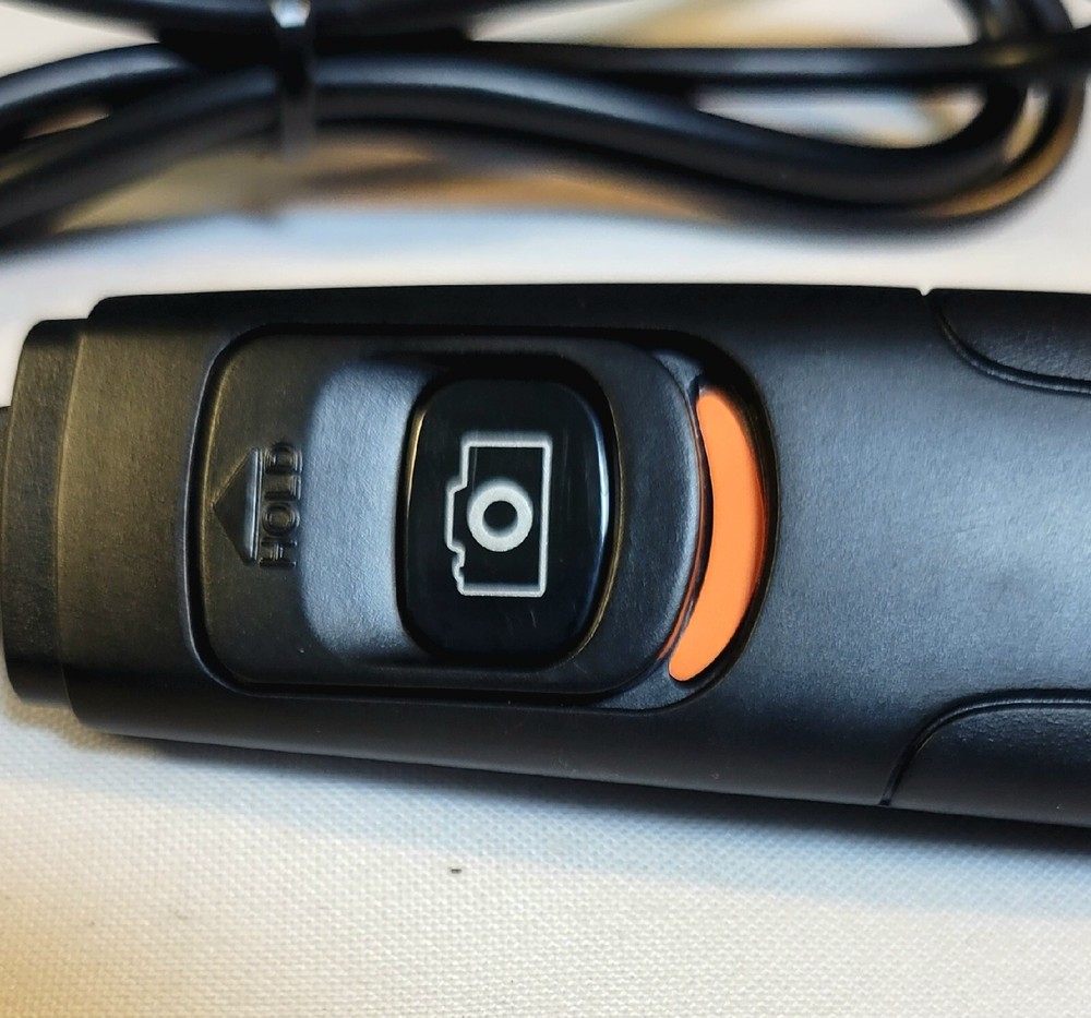 INSIGNIA 3 Ft Wired Universal Shutter Remote (Model NS-USR1) 17D25A