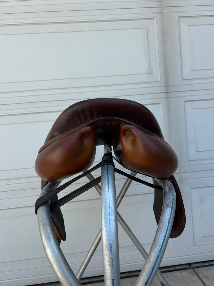 Devoucoux Oldara Jump Saddle – 18” / 4AA Flaps / Arcade Normale Tree