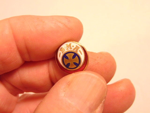 Small round screw back enameled pin with cross and "BMA"
