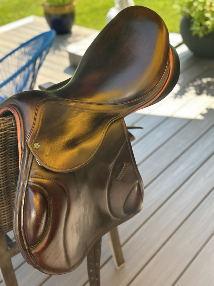 County Solution Jump Saddle 18 M SR