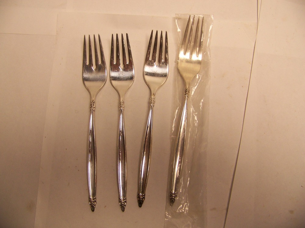 Rogers 1965 Garland Pattern 3 Salad and 1 dinner fork IS Silverplate Flatware