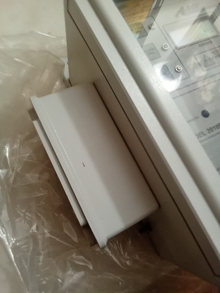 Advanced Micro Instruments AMI Trace O2 analyzer MODEL 2010B