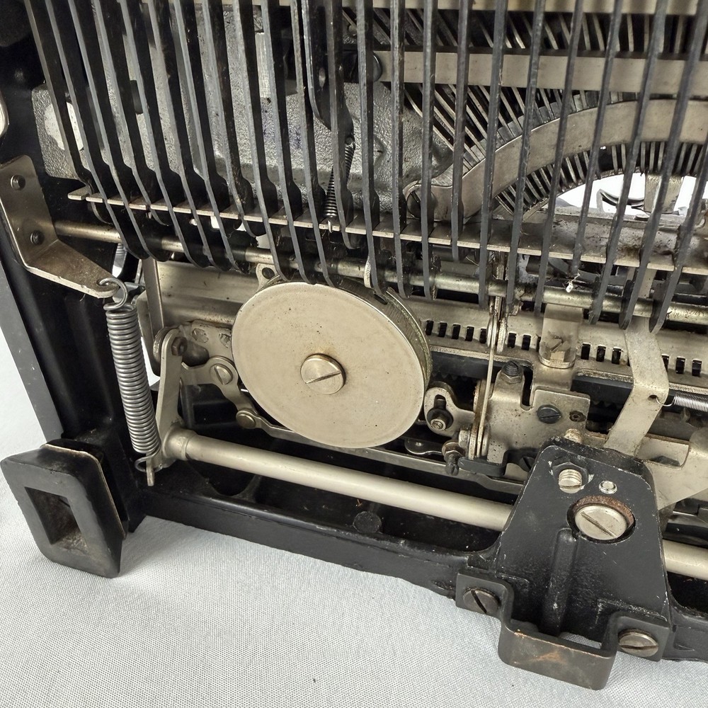 Remington Noiseless Model 7 Typewriter Working with Case