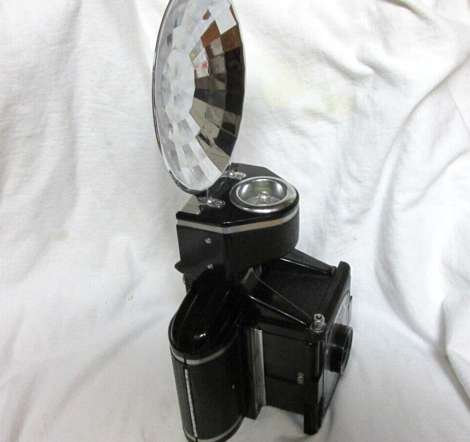 VINTAGE 1950s BEACON TWO TWENTY FIVE CAMERA WITH FLASH