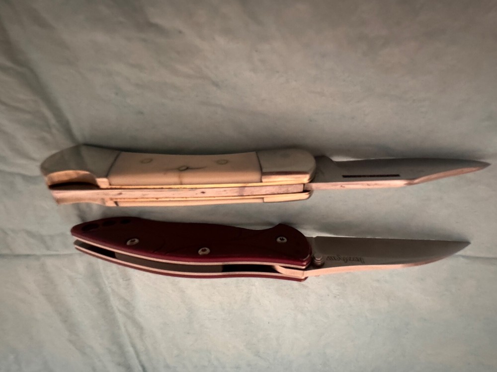 POCKET KNIFES, CONVENIENT, GOOD CONDITION, SO NICE, LIGHT.