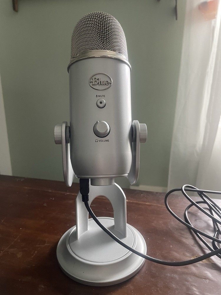 Blue Yeti USB Microphone Silver, Adjustable Stand, Mute Button, Headphone Jack