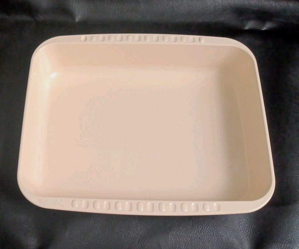 VTG Tupperware Microwave 3 Qt Rectangle Pan Almond Tupperwave 2340 MINT