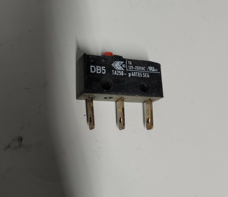 Bally Alpha Bet 5 Lines Per Credit Button Rectangular 32mm x 26mm 5E4 Cherry