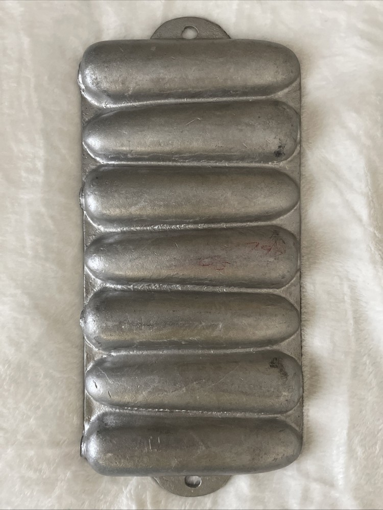 Vintage Cast Aluminum 7 Ear Cornbread Muffin Pan
