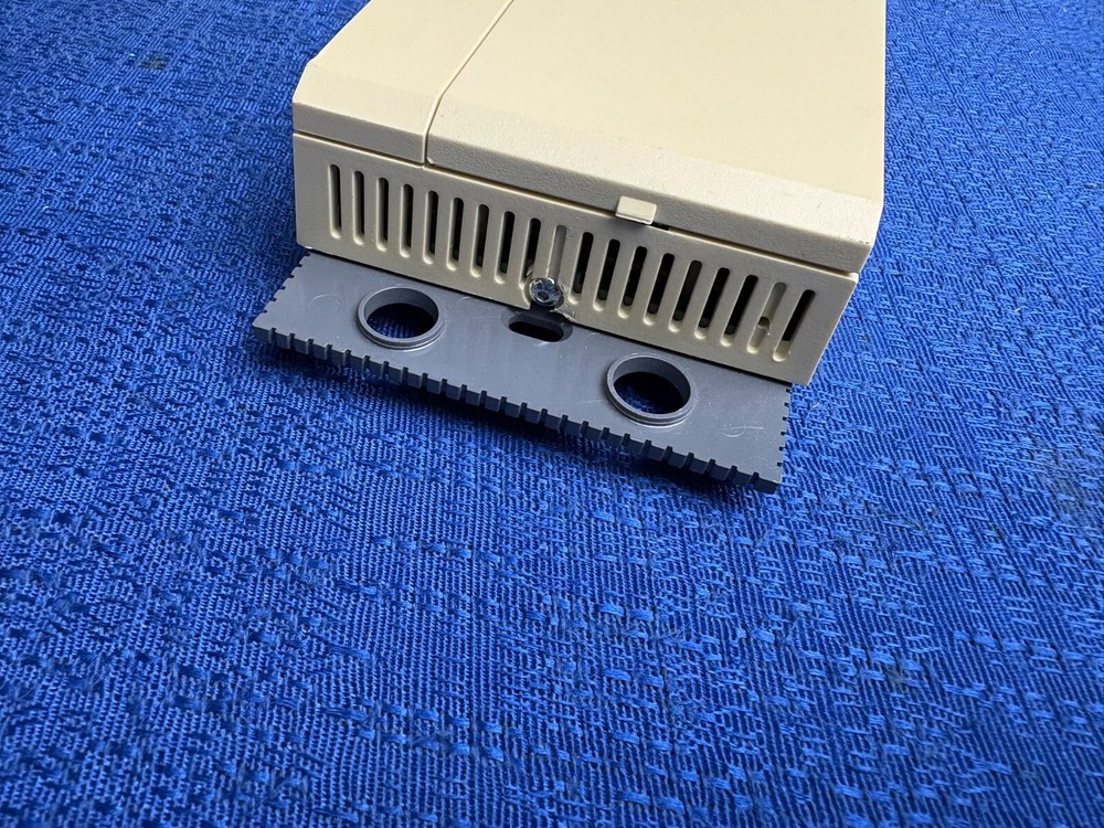 Johnson Controls 24-7705-2R2 / TE-6700 Series Wall-Mount Temperature Controller