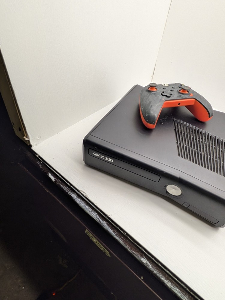 xbox 360 Console/ 2Controlers No Cords/ Power Cord /Works