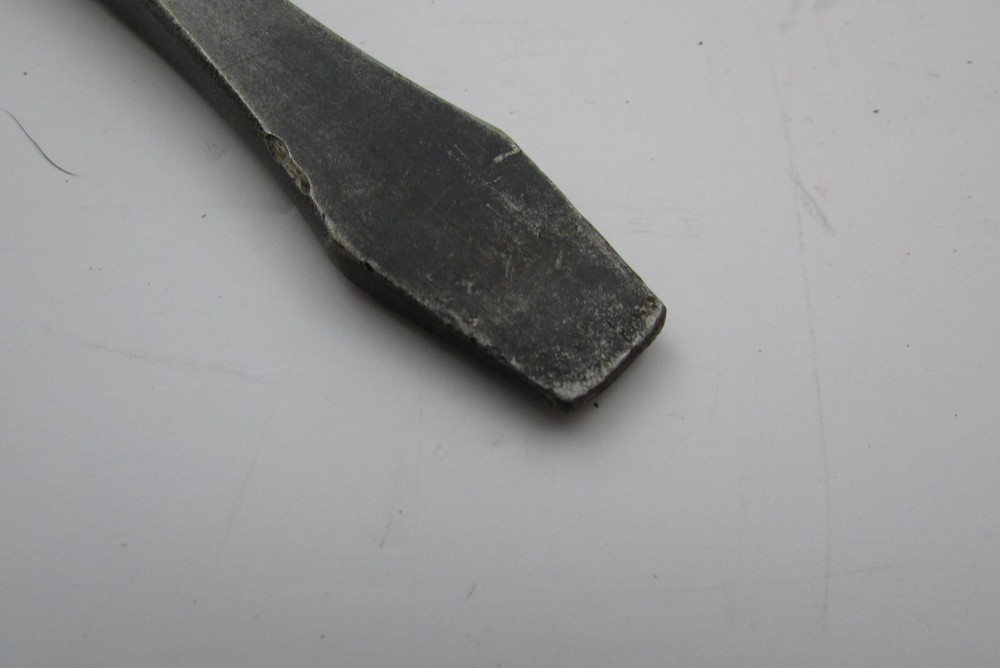 MATCO TOOLS SCREWDRIVER -- VINTAGE -- MAROON / RED HANDLE - 17" LONG - SDM1212