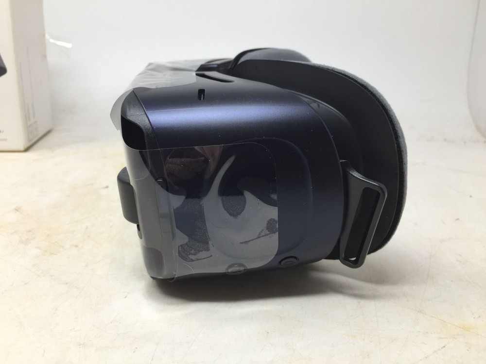Samsung Gear VR Headset - Powered by Oculus
