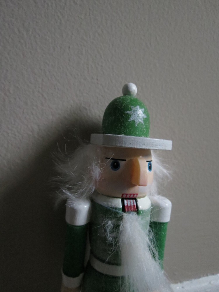 NWT GREEN & WHITE GLITTER WHITE HAIRED NUTCRACKER FIGURINE ON STAND