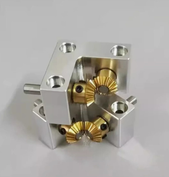 1PC Right Angle Commutator Small Bevel Gearbox 90° Drive Angle Converter 4mm 1:1