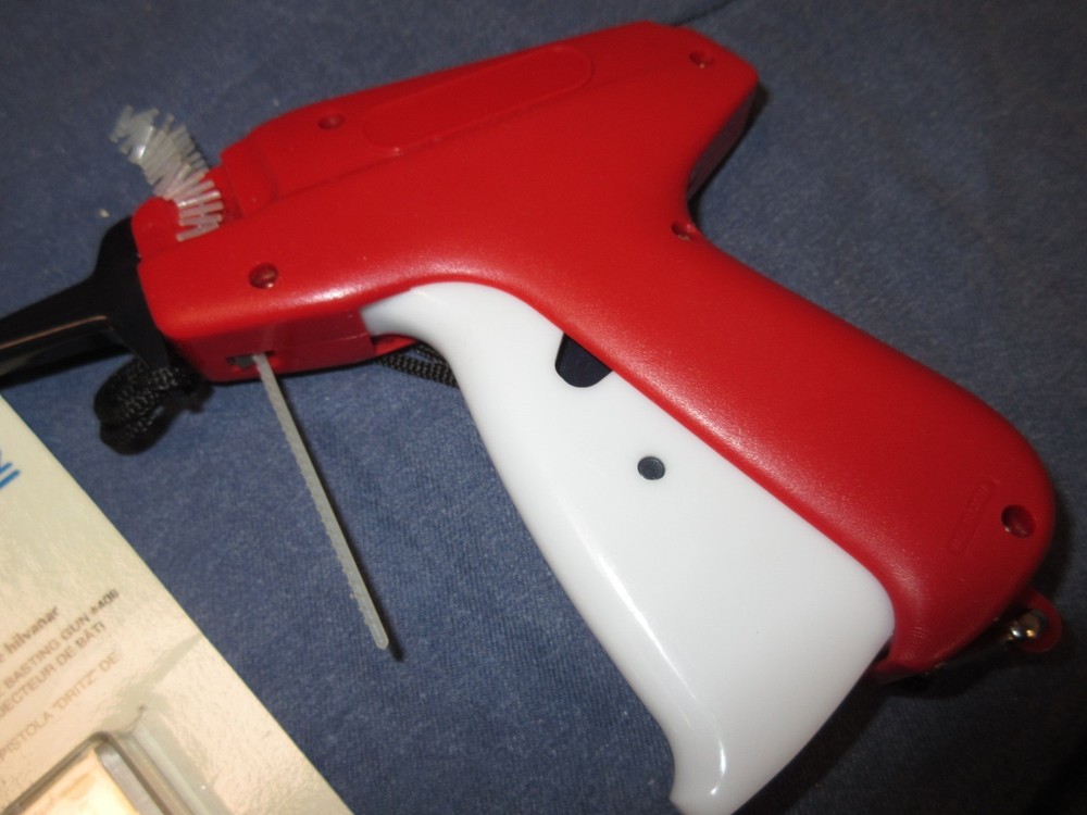 Red Quilting Basting Gun, Dritz Replacelement Needles & 1500 + Tacks