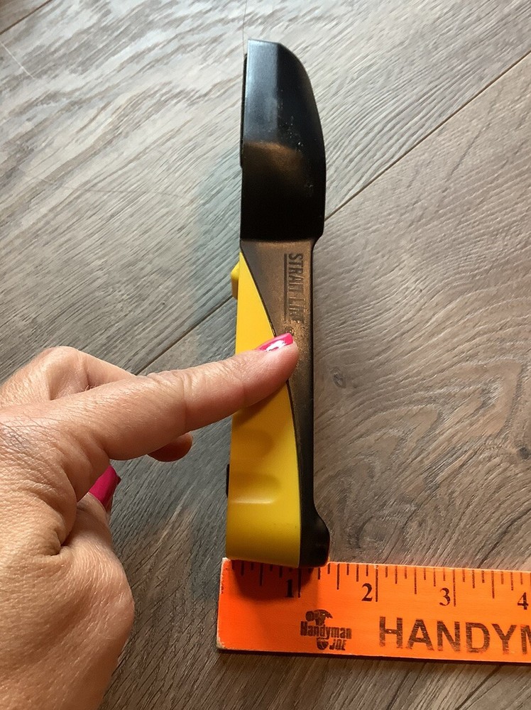 Strait-Line Stud Finder Tool New Yellow Light Indicator Battery Not Included