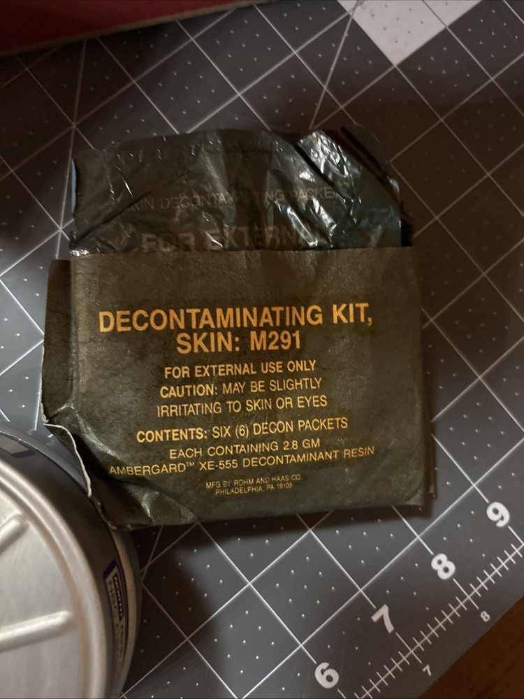 Very Nice Scott Gas Mask with Bag 10009779