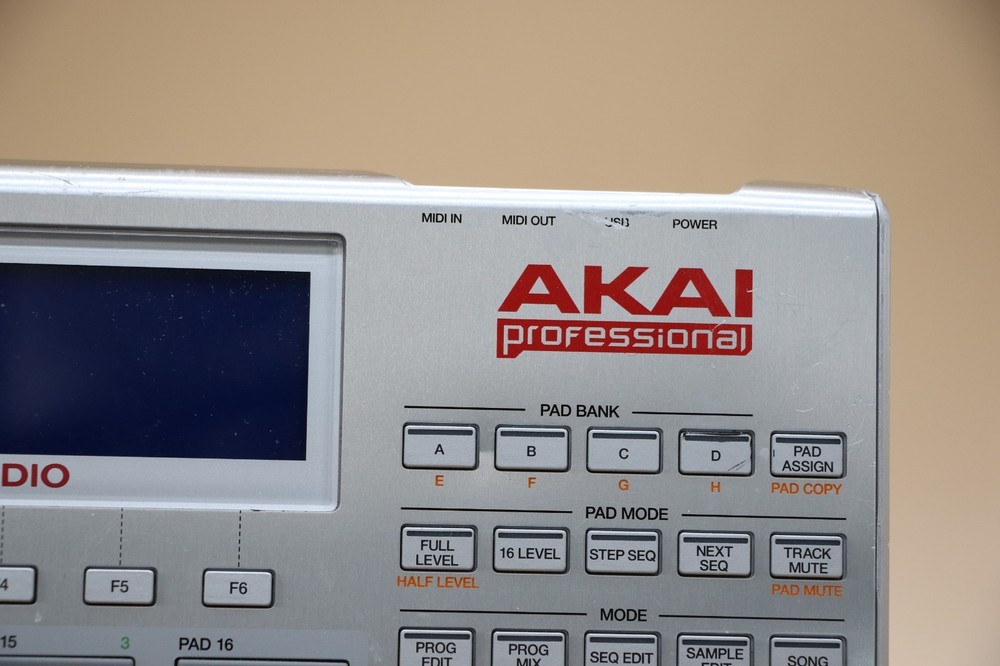 Akai Professional MPC Studio Music Production Controller - Silver