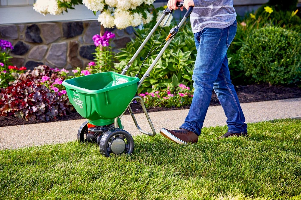 Scotts Turf Builder EdgeGuard DLX Broadcast Spreader