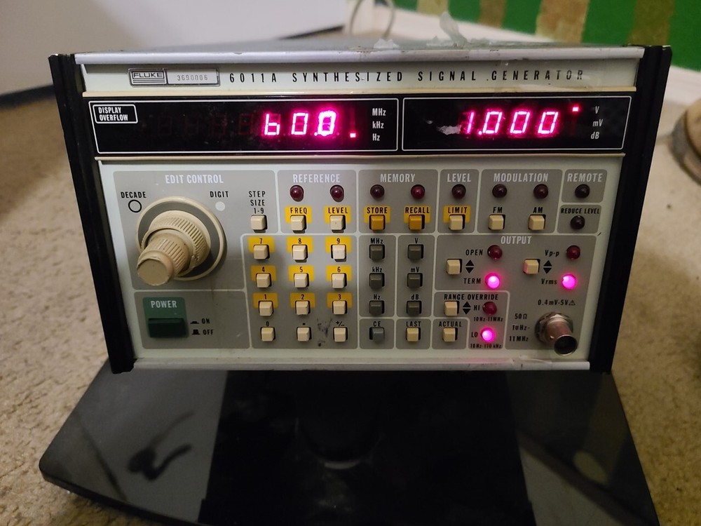 FLUKE 6011A Synthesized Signal Generator
