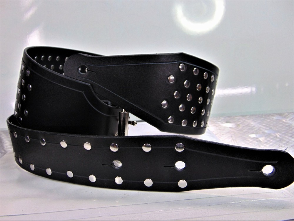 RANDY RHOADS.. LEATHER GUITAR STRAP CHROME RIVET .(MDLS0168)
