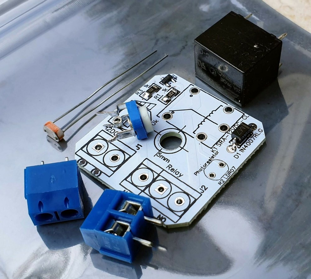 12VDC Dark Light Relay Sensor Electronic DIY Board Solar Panel Sun Axis Tracking