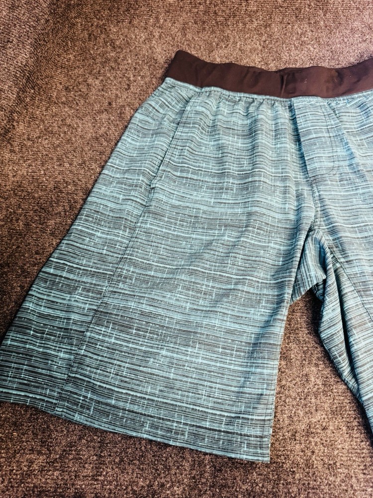 Lululemon Assert ShortGlacier Texture Surge Black / Black